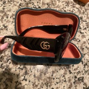 Black Gucci shades